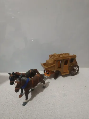 carruagem com dois cavalos forte apache gulliver 24cm pintado a mão