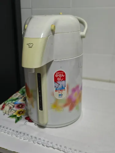 Vendo garrafa térmica de pressão Zojirushi modelo AAB-22, original do Japão.