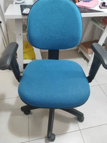 Cadeira de escritório com regulagens de altura e braço