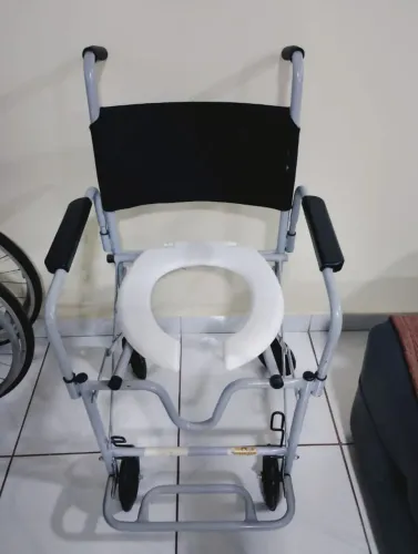 Cadeira de rodas de banho
