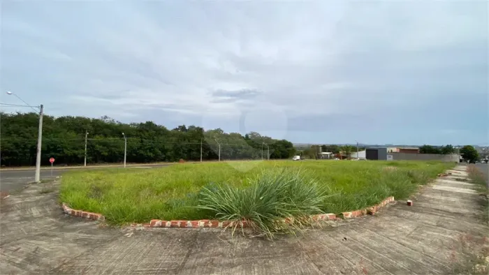 Quadra à venda na av. Rio das Pedras com 3.444 m² divido em 13 lotes bairro Altos do Taqua