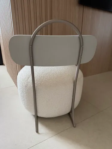Poltrona Boucle (off white) Pés em metal, pintura eletrostática quinoa.