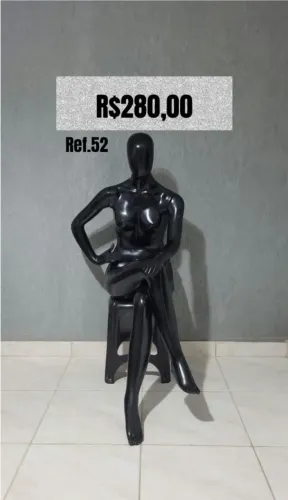 Manequim feminino sentada