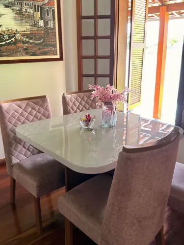 Mesa com quatro cadeiras