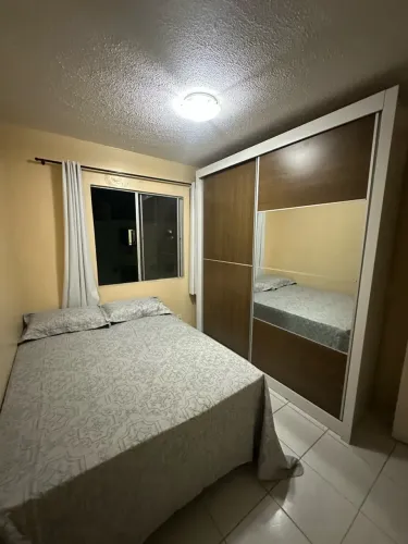 Vendo guarda-roupa casal, armário com espelho, 2 portas de correr e 4 gavetas.