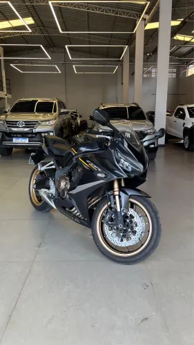 CBR 650R APENAS 4 MIL KM