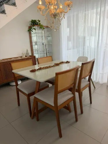 Mesa de madeira com tampo em vidro (1,20 x 80) com 4 cadeiras