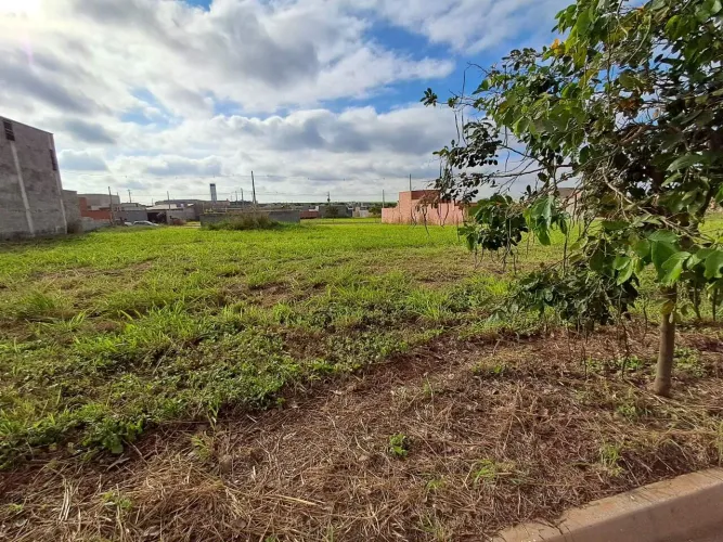 Terreno à venda com 200 m² no Residencial Colinas do Engenho II