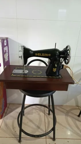 Máquina de costura Elgin reta