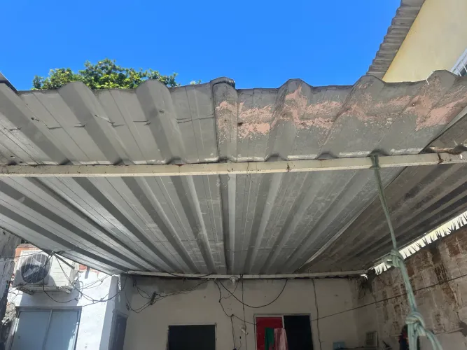 12 telhas galvanizadas de 5 metros; 1 telha galvanizada de 6 metros; 1 telha de alumínio