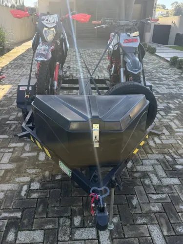 Vendas combo duas motos trilhas + carretinha para três motos equipada