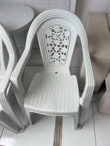 Cadeiras de plástico