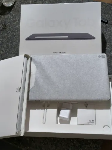 Galaxy Tab S10 FE+ 128GB RAM + S Pen + Capa Original + Caixa + Garantia restante: 3 meses
