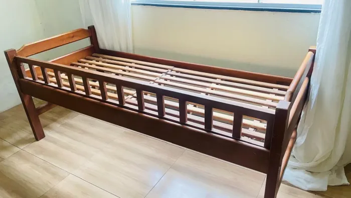 CAMA DE SOLTEIRO EM MADEIRA MACIÇA 