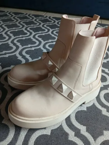 Vende-se Bota usada uma vez da tratoradas da marca sua Cia , modelo com spikes na Correia