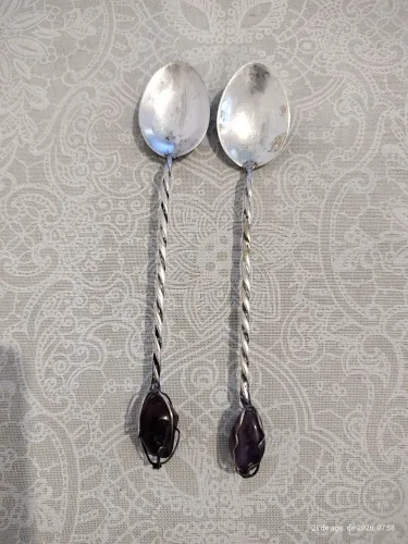 Colher em metal prateado com pedras nacionais 