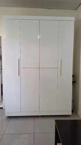 Guarda roupa bem conservado.