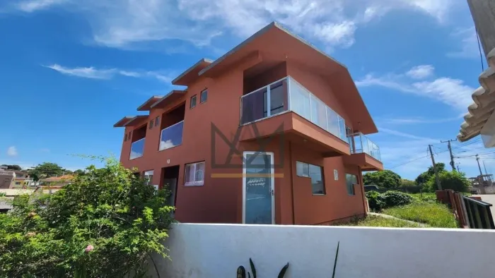Casa com possibilidade para pousada e lojas comerciais no Santinho