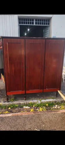 Guarda roupa de madeira