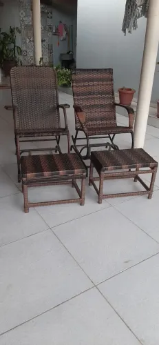 Cadeiras de balanço com as banquetas do mesmo estilo