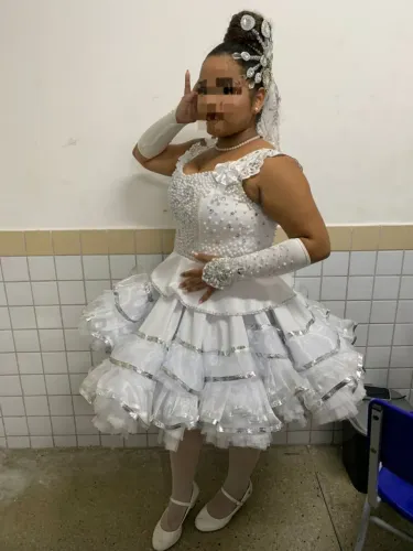 Roupa junina de noiva para alugar acompanhar luvas,corpete,saia,arranjo e véu!