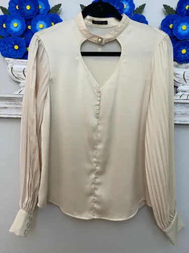 blusa off-white recorte coração mangas plissadas
