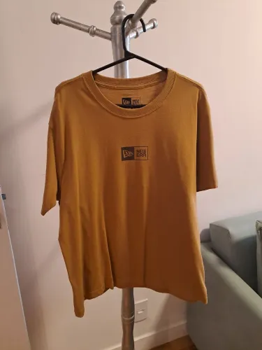 Camiseta New Era bege