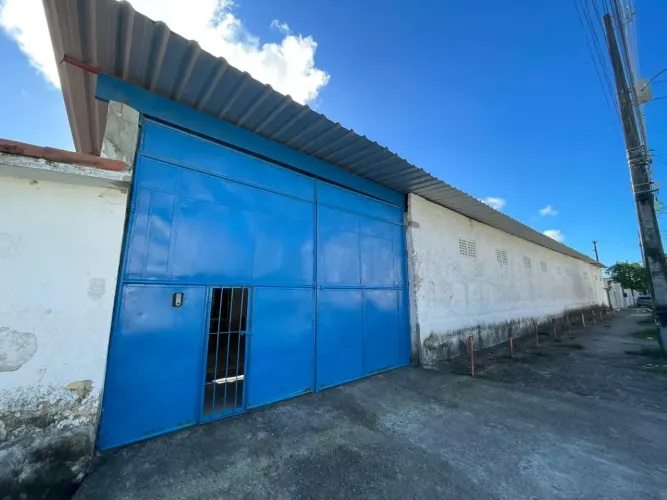 Excelente galpão comercial com 4 salas disponível para locação no Arruda