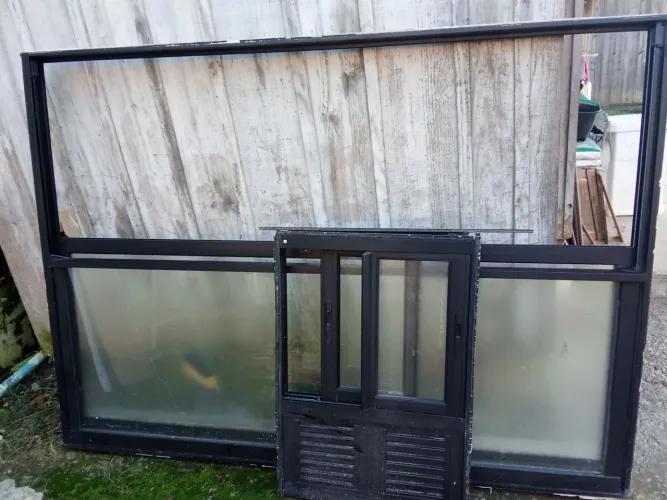 Vendo porta de vidro bem boa ...uma janela pequena faz parte da Janela...e um portão 