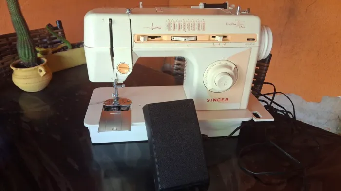 Singer Facilita Plus Máquina de Costurar