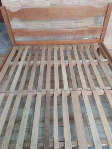 Cama de casal de madeira