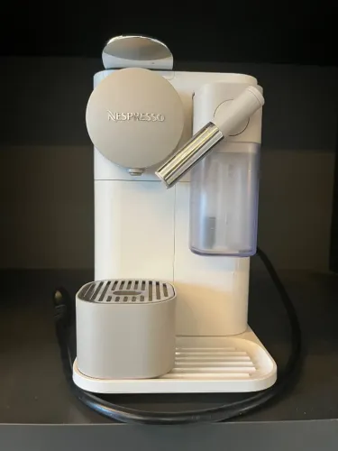 Cafeteira Nespresso Lattissima 