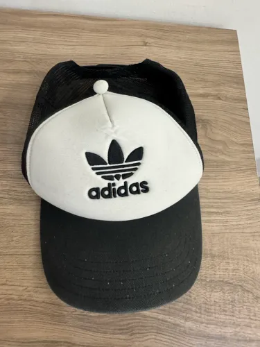 Boné Adidas Originals preto e branco - usado