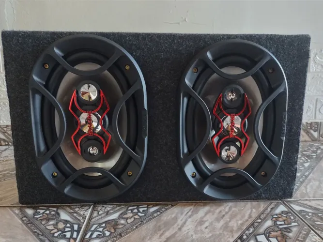 Caixa com dois alto falante 6x9 bravox 