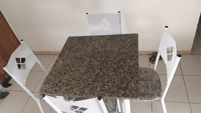 MESA + 4 CADEIRAS
