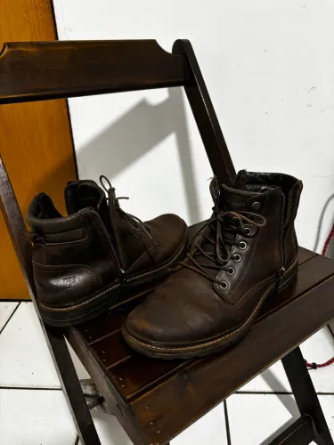 Bota ou coturno com cadarço e zíper