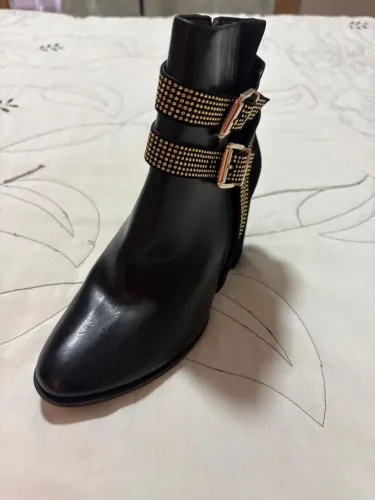Botas cano curto.