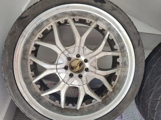 2 unidades de rodas aro 17 com pneus meia vida pra baixo