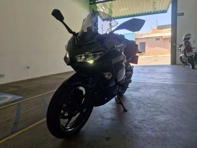 VENDO LINDA KAWASAKI NINJA 400 ANO 2022 COM 6 MIL KM NOVA TODA REVISADA