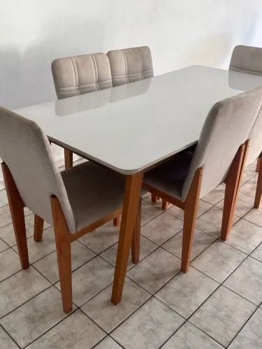 Mesa 6 lugares laqueada com 6 cadeiras
