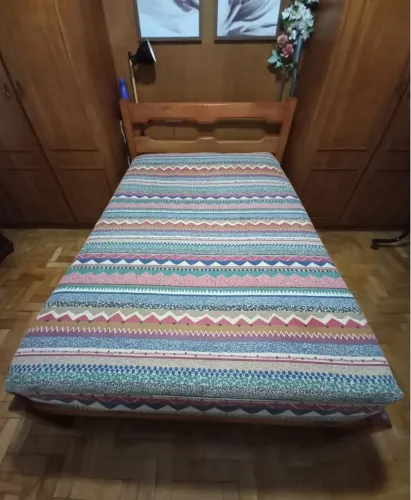 Cama de viúva em madeira Maciça (com colchão)