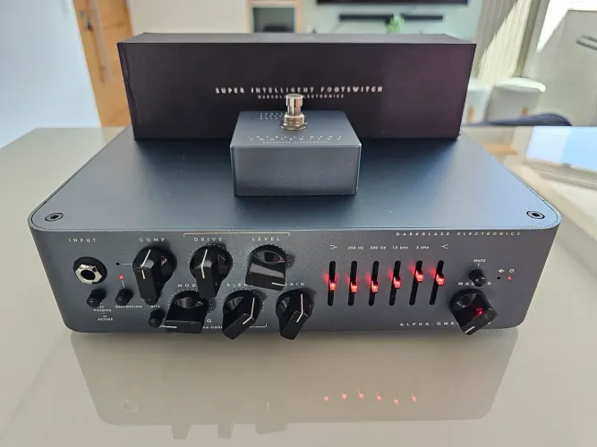 Cabeçote Darkglass Alpha·Omega 900w + Footswitch Super Intelligent Alpha Omega (Novo)
