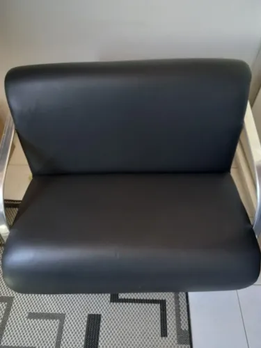 vendo sofá tipo namoradeira de courotran de dois lugares na côr preta com o brço em inox.
