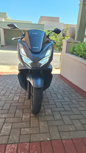 Honda PCX 160 DLX ABS, ano 2023/2023, única dona, com apenas 8.682 km rodados.