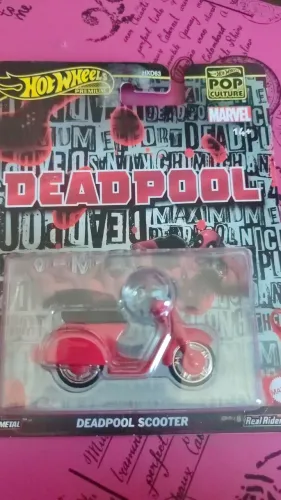 Hot Wheels Premium Pop Culture - Deadpool Scooter (HXD63) - Lacrado
