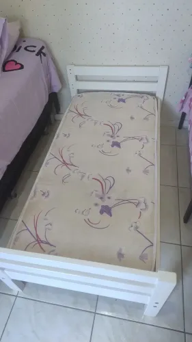 Mini cama ( Montessori) com estrado e lateral ( acompanha colchão)