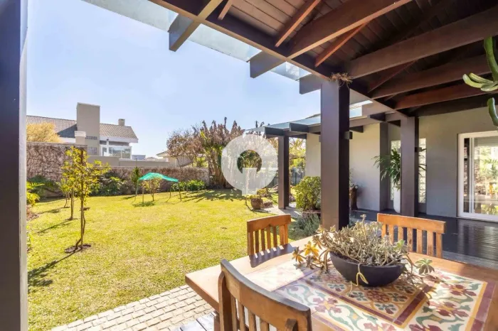 CASA À VENDA, 4 SUÍTES, CONDOMÍNIO FECHADO, TODA REFORMADA, PARA ENTRAR E MORAR