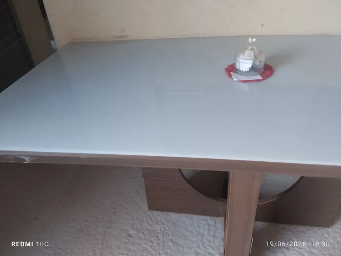 Vendo mesa sem cadeiras