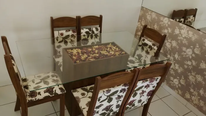 Mesa com 6 cadeiras