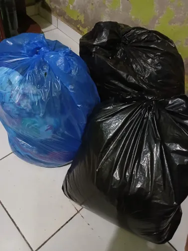 Vende-se esses 3 sacos de roupas